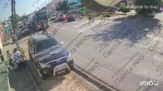 В Одессе фура переехала женщину, когда она переходила пешеходный переход.