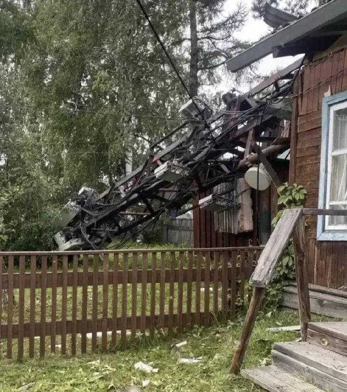 Вышка сотовой связи рухнула на здание в посёлке Аршан. Огромная железная...