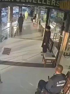 В Пакистане охранник ювелирного магазина баловался с пистолетом и случайно...