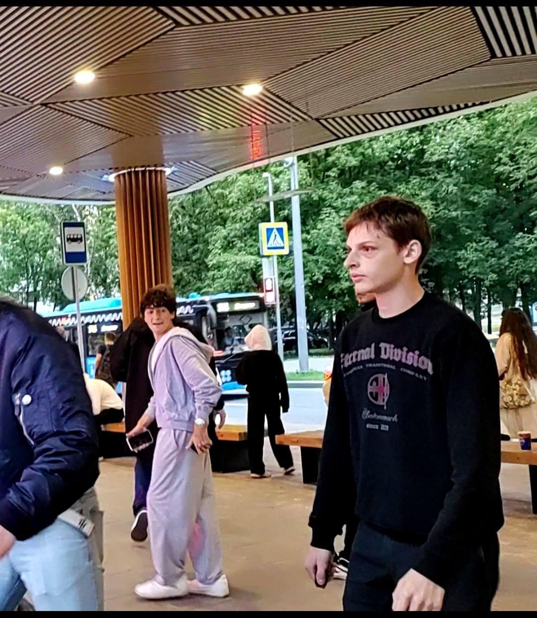 – «Давай, фашисты ебаные! Дед воевал, нахуй! Че, вас дохуя - я один, гандоны!»