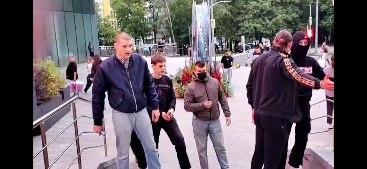 – «Давай, фашисты ебаные! Дед воевал, нахуй! Че, вас дохуя - я один, гандоны!»
