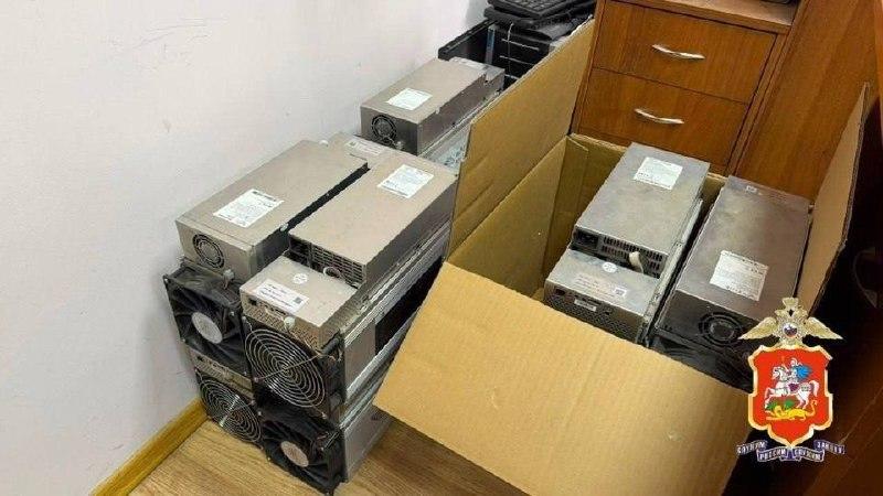 В Химках мужчина устроил криптоферму в чужом гараже и похитил электричества...