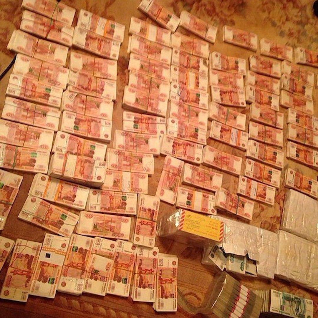 Экс-губернатор, писавший бриллиантовой ручкой за 36 миллионов рублей, теперь месит бетон в колонии