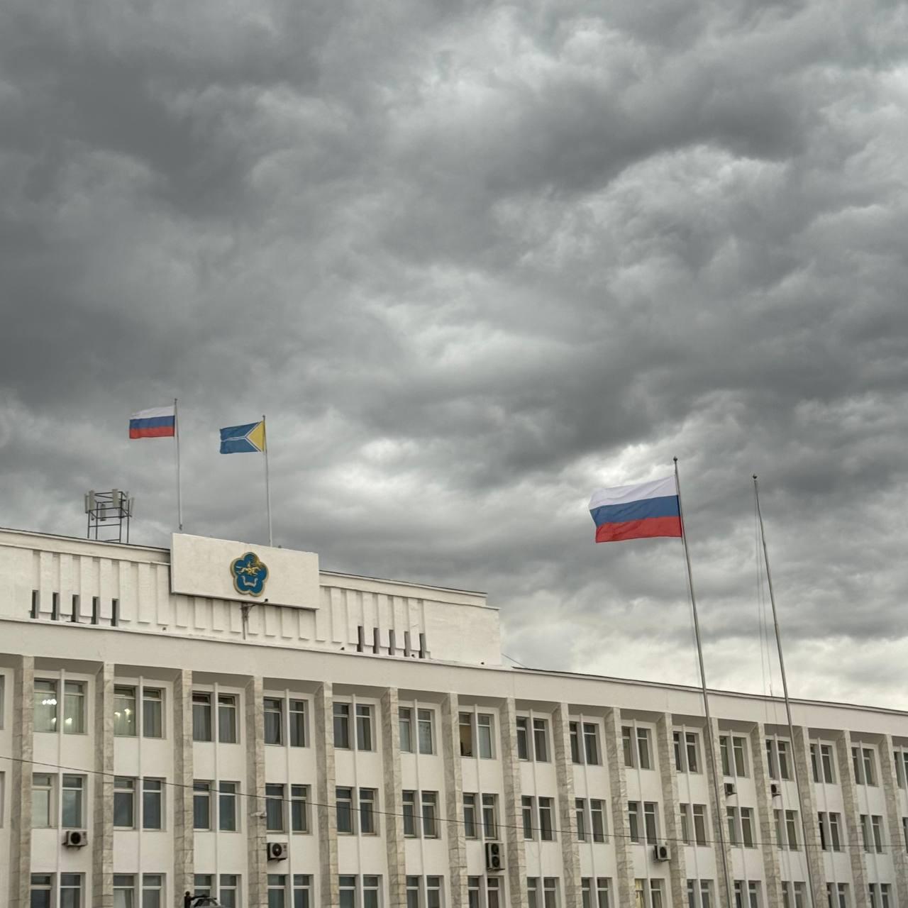 Ко Дню государственного флага Российской Федерации заменяют немного выцветшие...