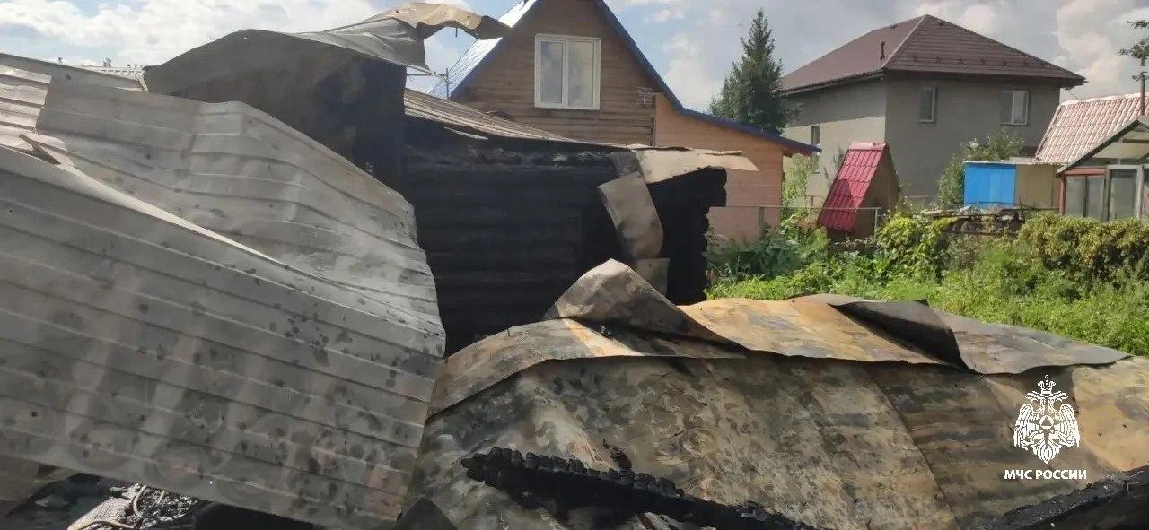 Пожарные спасли дачу от взрыва газовых баллонов В Новосибирском районе...