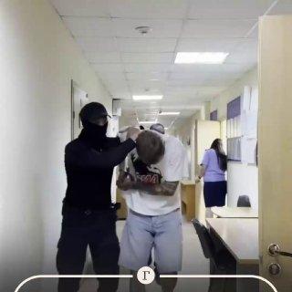Блогера, который бросил купюру в фонтан на Мамаевом кургане, отправили в СИЗО.