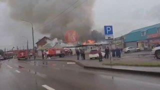 В Красноярске на Глинки серьёзный пожар: полыхают павильоны и кафе...