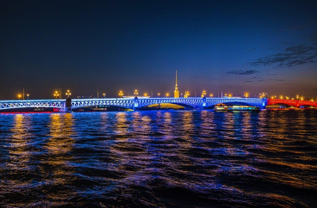 Питерские мосты и «Лахта Центр» засияют триколором в честь Дня Государственного флага.