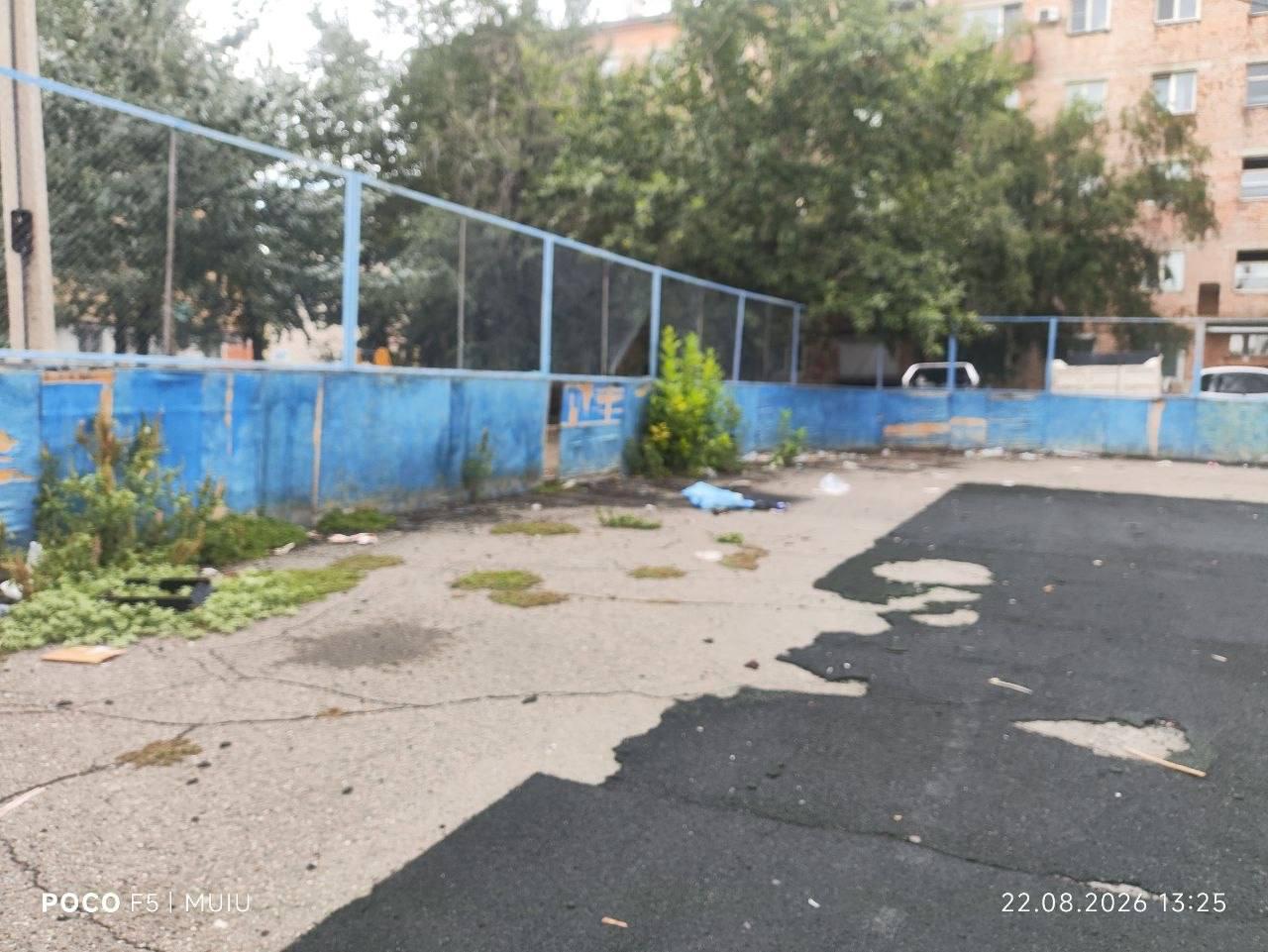 Состояние хоккейной площадки в районе «Детский мир» по улице Кочетова....