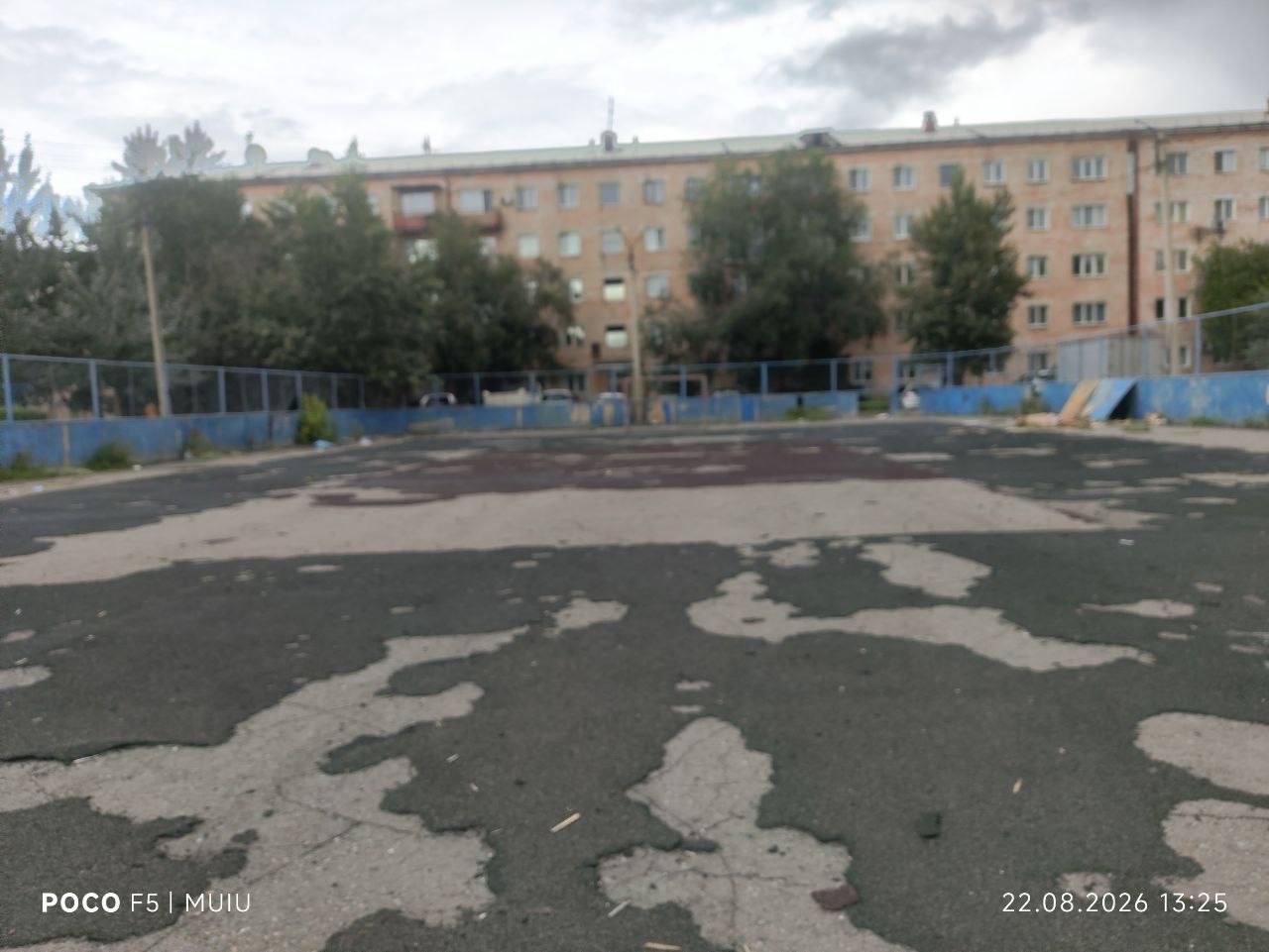 Состояние хоккейной площадки в районе «Детский мир» по улице Кочетова....