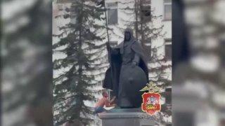 В Подмосковье пьяный мужчина залез на памятник защитнику Отечества из-за...