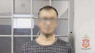 В Подмосковье пьяный мужчина залез на памятник защитнику Отечества из-за...