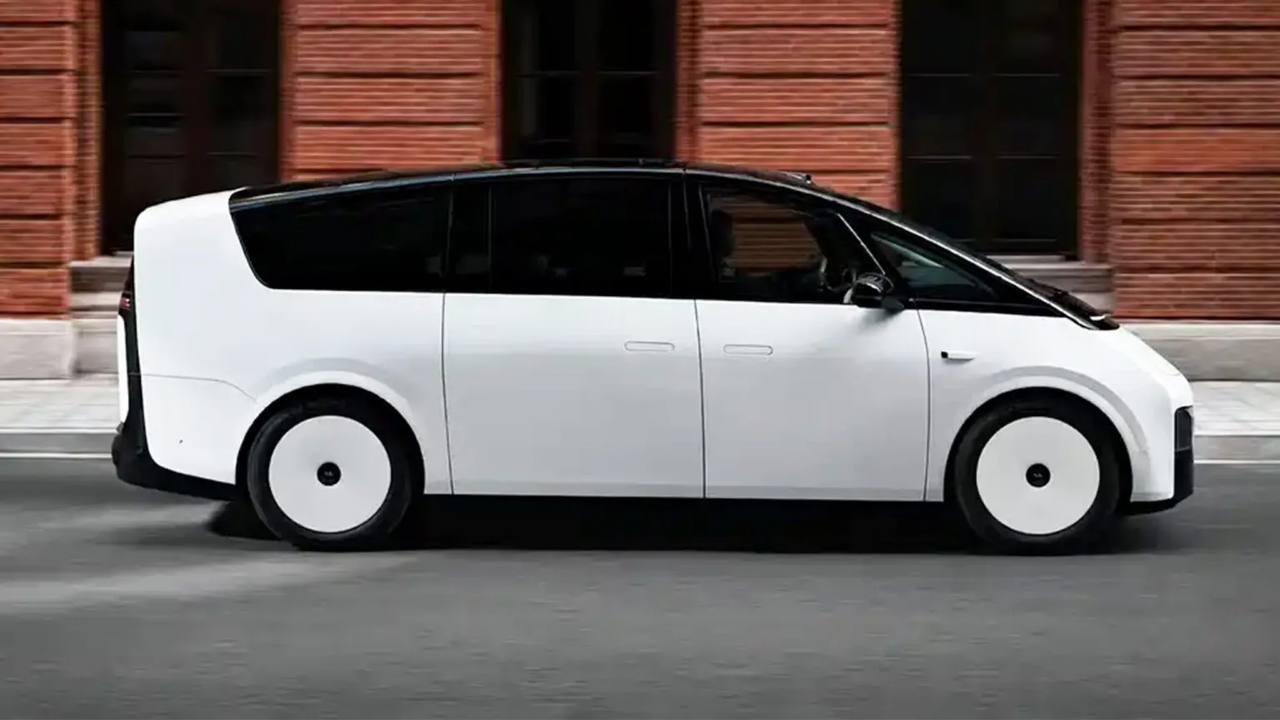 Li Auto обновила свой самый странный минивэн Mega — теперь электрический «скоростной поезд» получил 554 силы и ещё больше технологий.