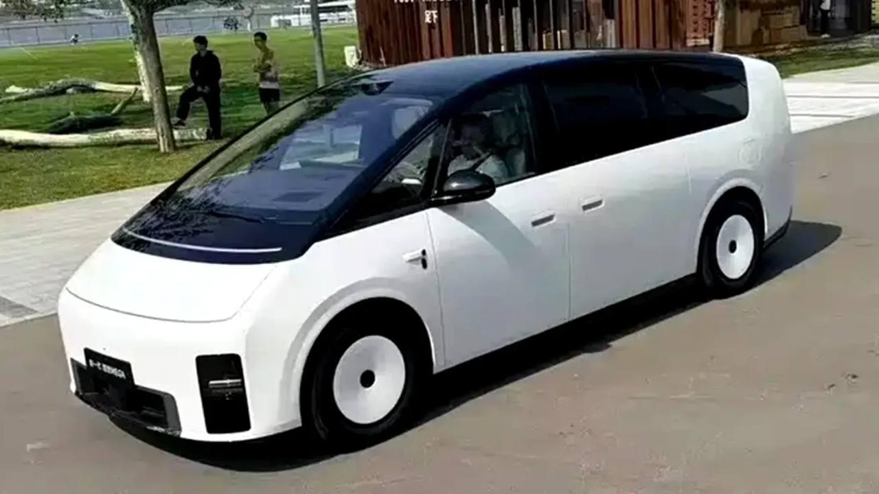 Li Auto обновила свой самый странный минивэн Mega — теперь электрический «скоростной поезд» получил 554 силы и ещё больше технологий.