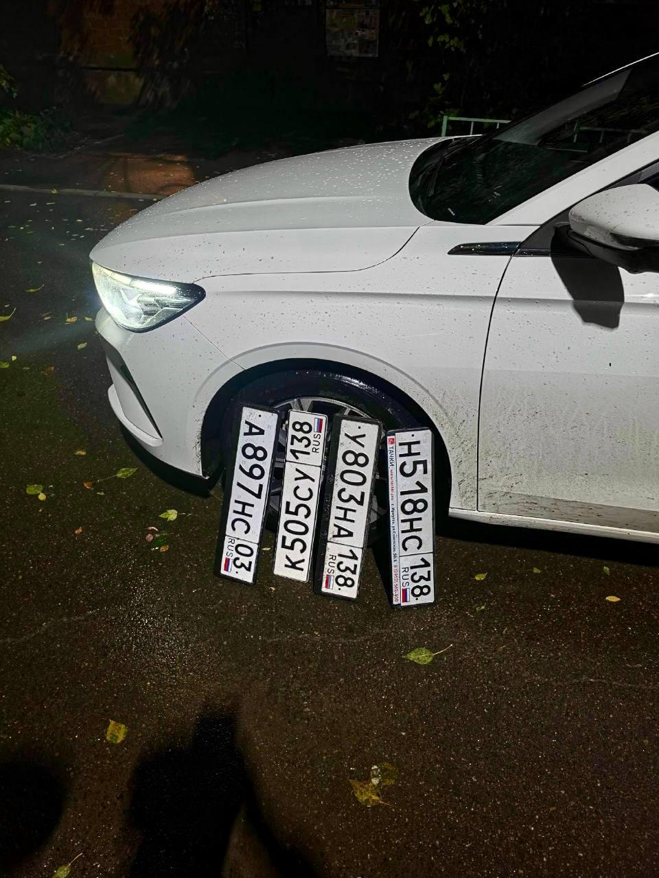 После ливня по всему городу валяются оторванные автомобильные номера. 🇷🇺...