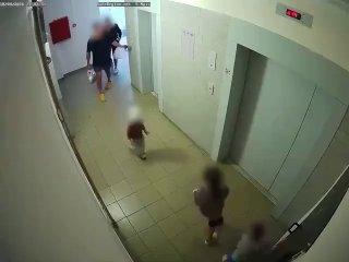 В Ярославле отец пнул 4-летнего сына у лифта. Мальчик громко кричал и...