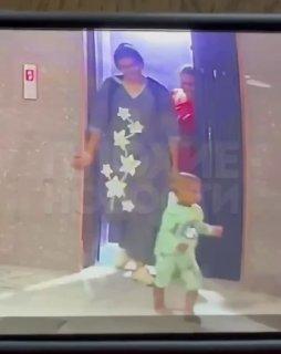В Индии лифт с открытыми дверями рухнул и насмерть раздавил женщину....