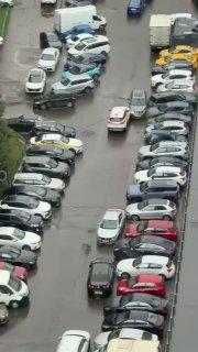 Водитель таранил припаркованные машины в Подмосковье Всё произошло в...