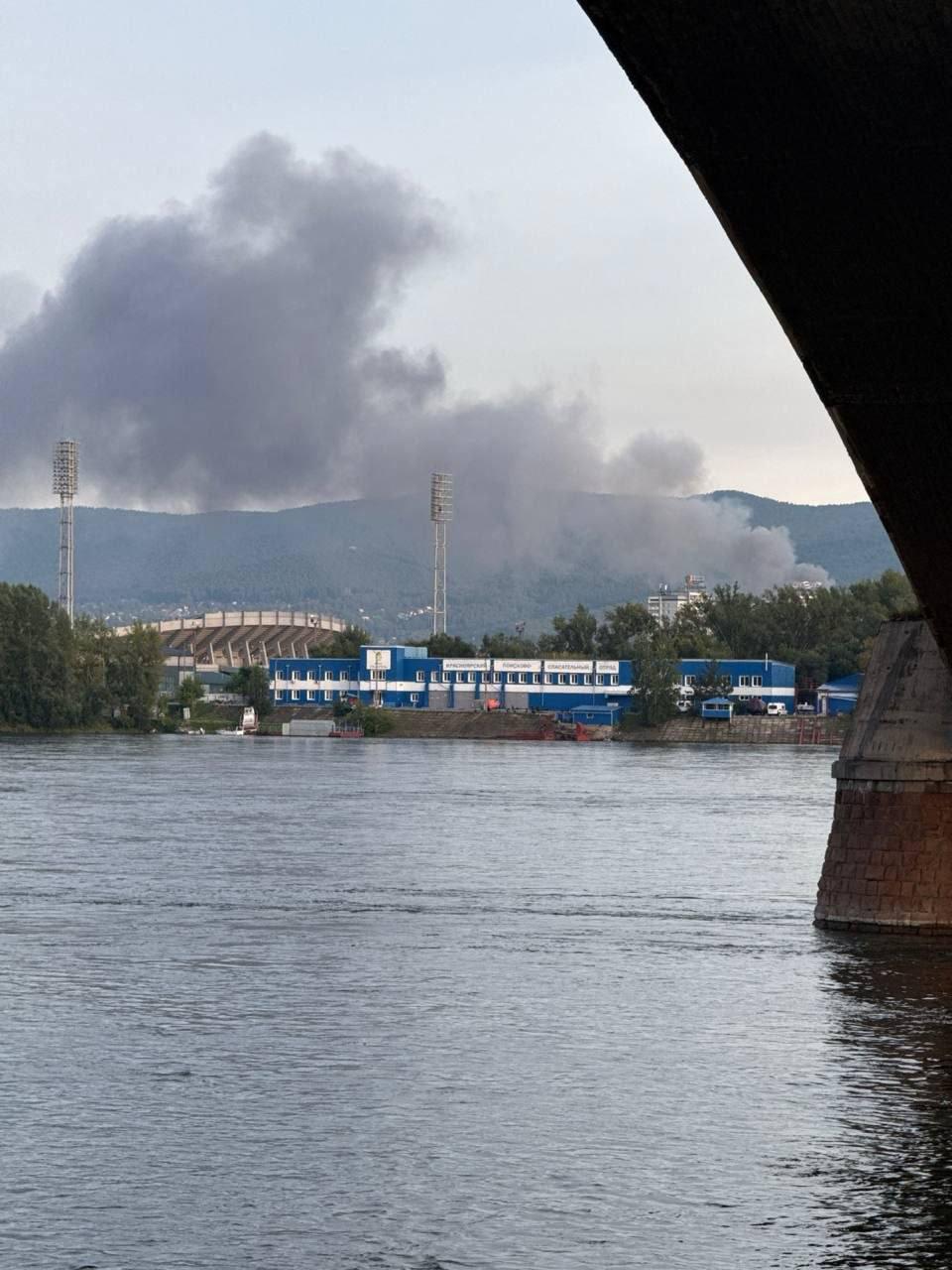 В Красноярске горит мебельный склад на 5000 квадратов.