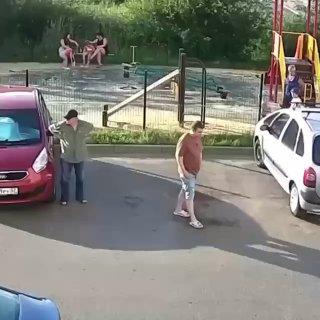 Хирург из Орла во время отпуска спас жизнь ребенку на детской площадке, который подавился конфетой