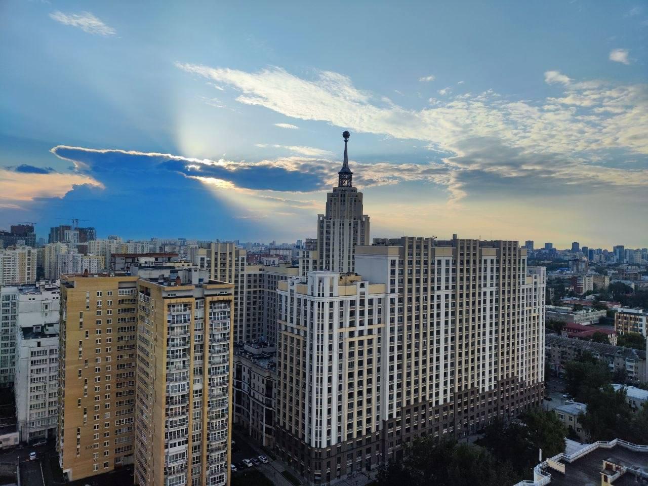 На крыше ЖК «Федерация» установили 30-метровый шпиль Шпиль обещали сделать,...