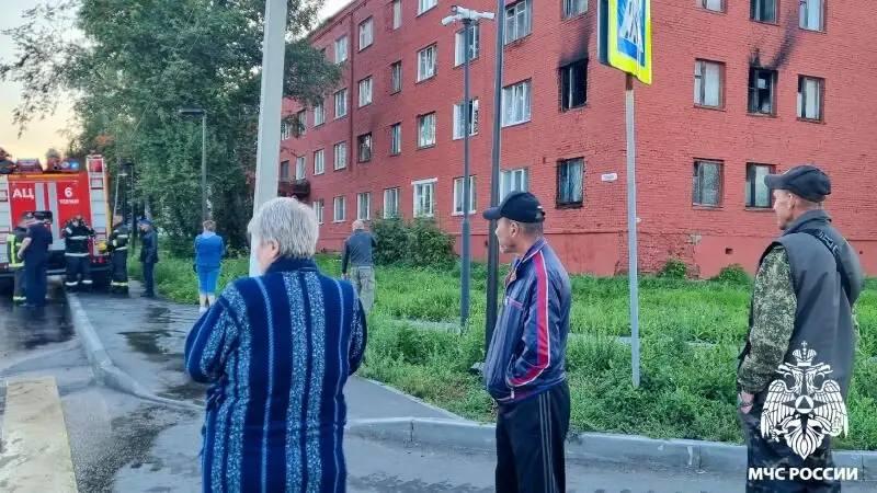 Сегодня рано утром в Топках загорелась квартира в многоэтажке: пожарные...