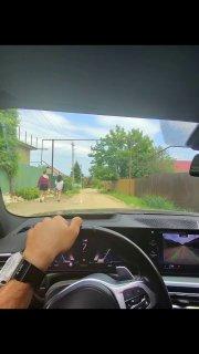Мужик приехал в деревню на своей BMW и решил предупредить об этом местных дам.