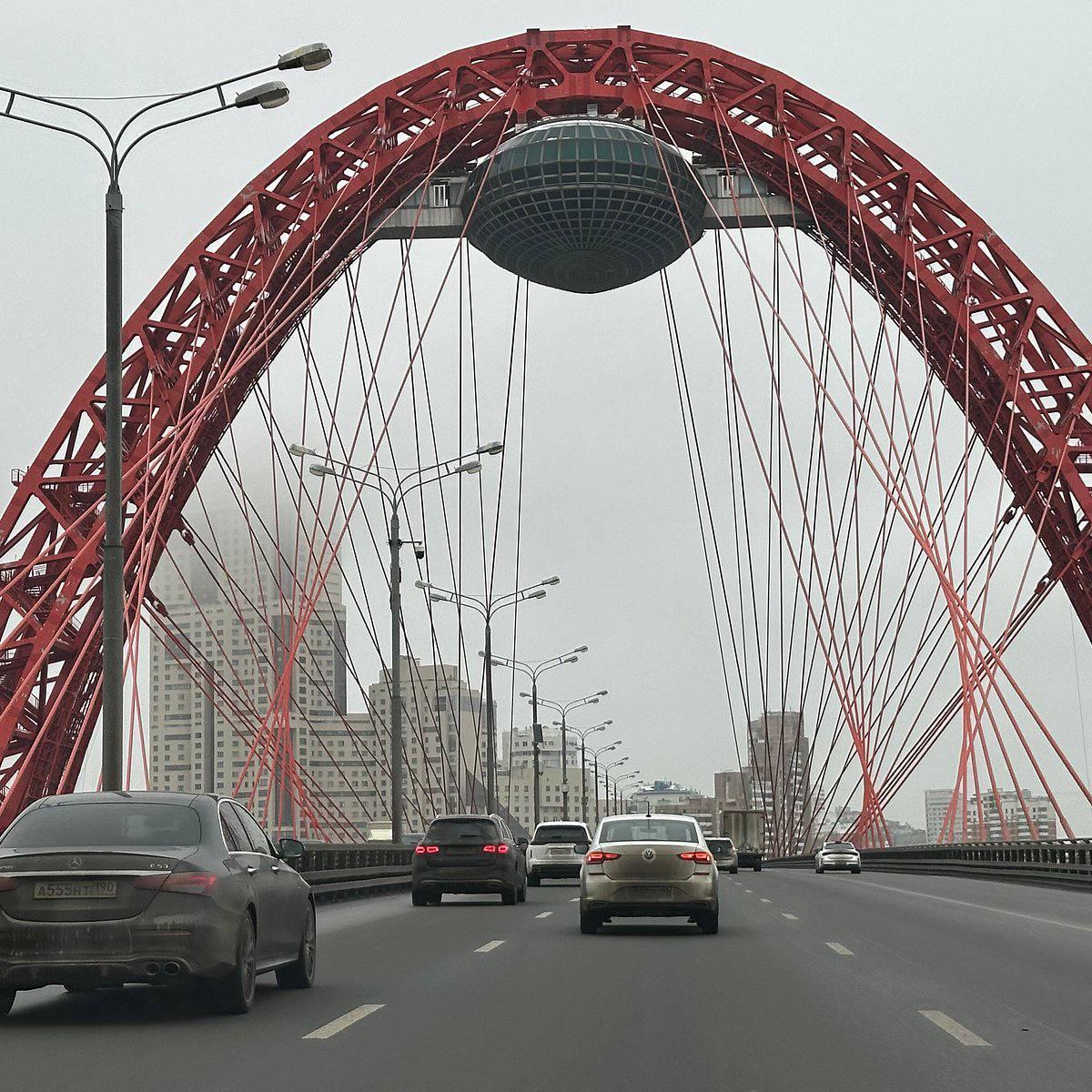 Девять подростков забрались под купол Живописного моста в Москве.