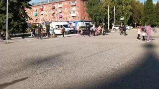 В Осинниках юный питбайкер, уходя от преследования, проскочил через площадь...