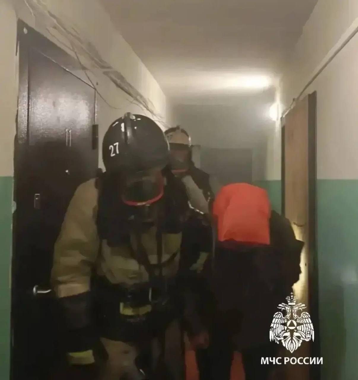Трёх человек спасли из горящей многоэтажки в Братске