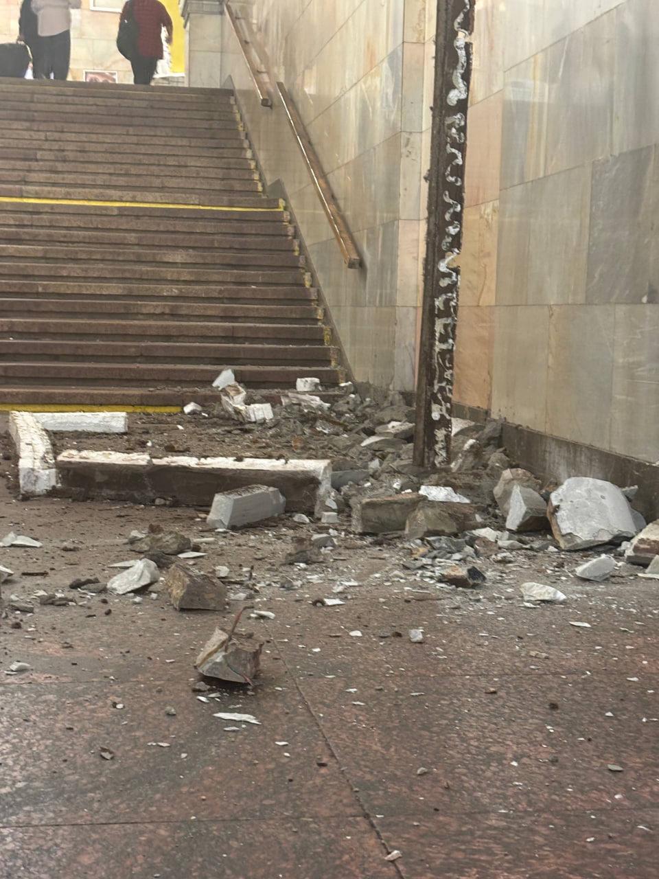 Обрушившаяся лепнина едва не убила пассажира в московском метро На станции...