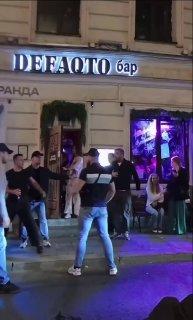 В Москве ночью на улице Лубянка случилась драка Мы не Х не понимаем 🤔...