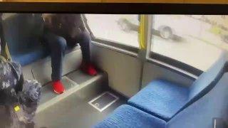 Питерский шизик пришёл к автобусной остановке с букетом роз, но достал из-под одежды топор и разнёс остановку, — СМИ.