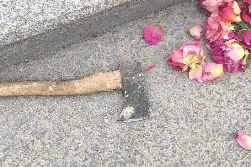 Питерский шизик пришёл к автобусной остановке с букетом роз, но достал из-под одежды топор и разнёс остановку, — СМИ.