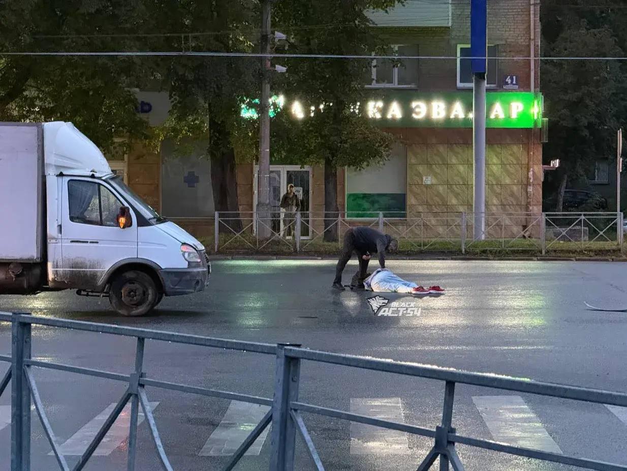 В Калининском районе грузовик сбил пенсионера на пешеходном переходе
