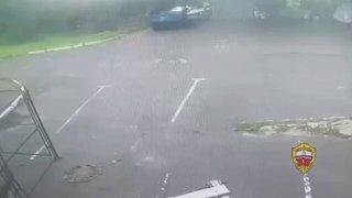 Приезжий поджег автомобиль в центре Москвы, пытаясь спастись от «преследователей».