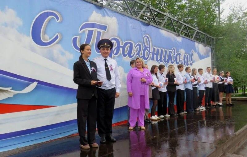 В Канском округе юным жителям вручили первые паспорта в День флага России В...