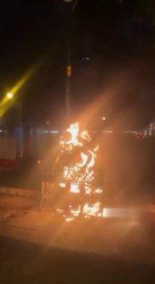 Во Вьетнаме мужчина внезапно и без видимых причин устроил самосожжение у...
