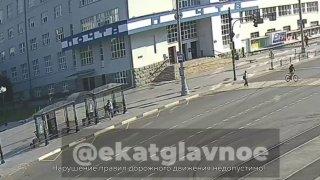 Они нашли друг друга: два самокатчика столкнулись в центре Екатеринбурга