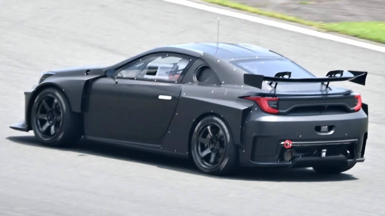 Toyota готовит возвращение культовой MR2 — среднемоторный спорткар может выйти уже в 2028 году.