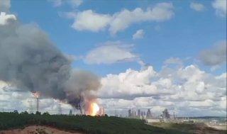 Более 75 человек пострадали при пожаре на Амурском газохимическом комплексе, утверждают 112 и РЕН-ТВ.