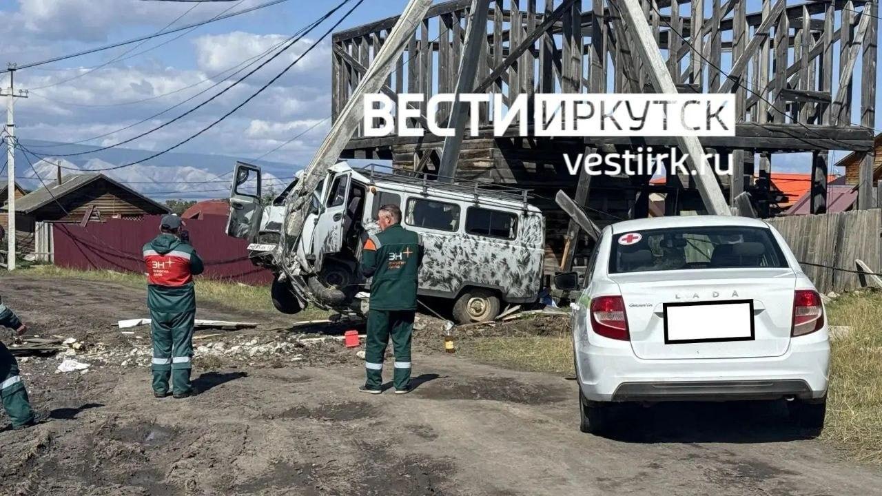 Пьяный водитель на «буханке» разбил чужую иномарку и врезался в опору ЛЭП на Ольхоне.