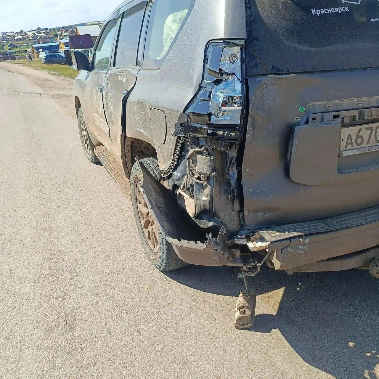 Пьяный водитель на «буханке» разбил чужую иномарку и врезался в опору ЛЭП на Ольхоне.