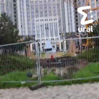 Безумные школьники-руферы залезли на шпиль 133-метровой высотки в Екатеринбурге.