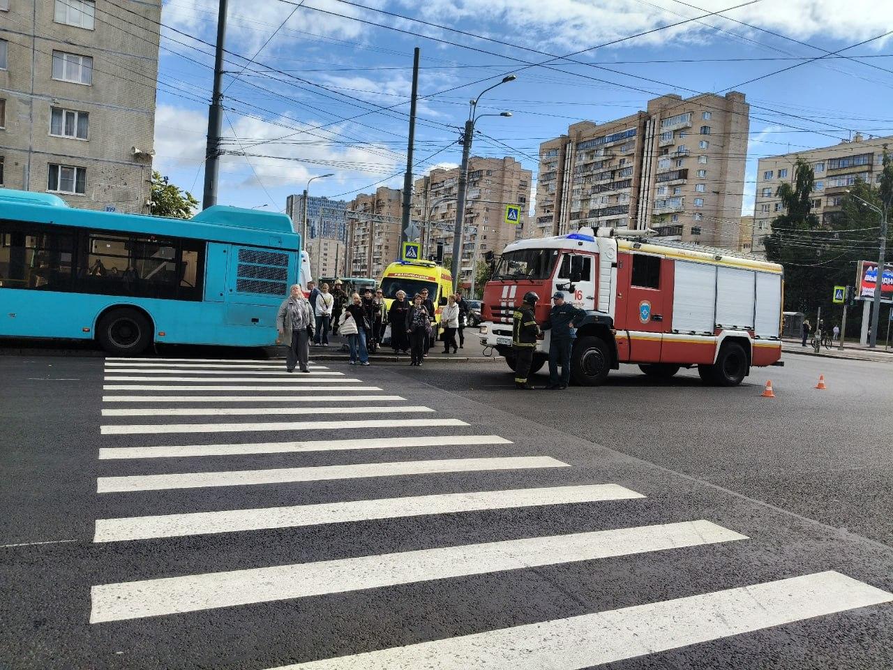 На Светлановском проспекте уснувший водитель автобуса врезался в остановку