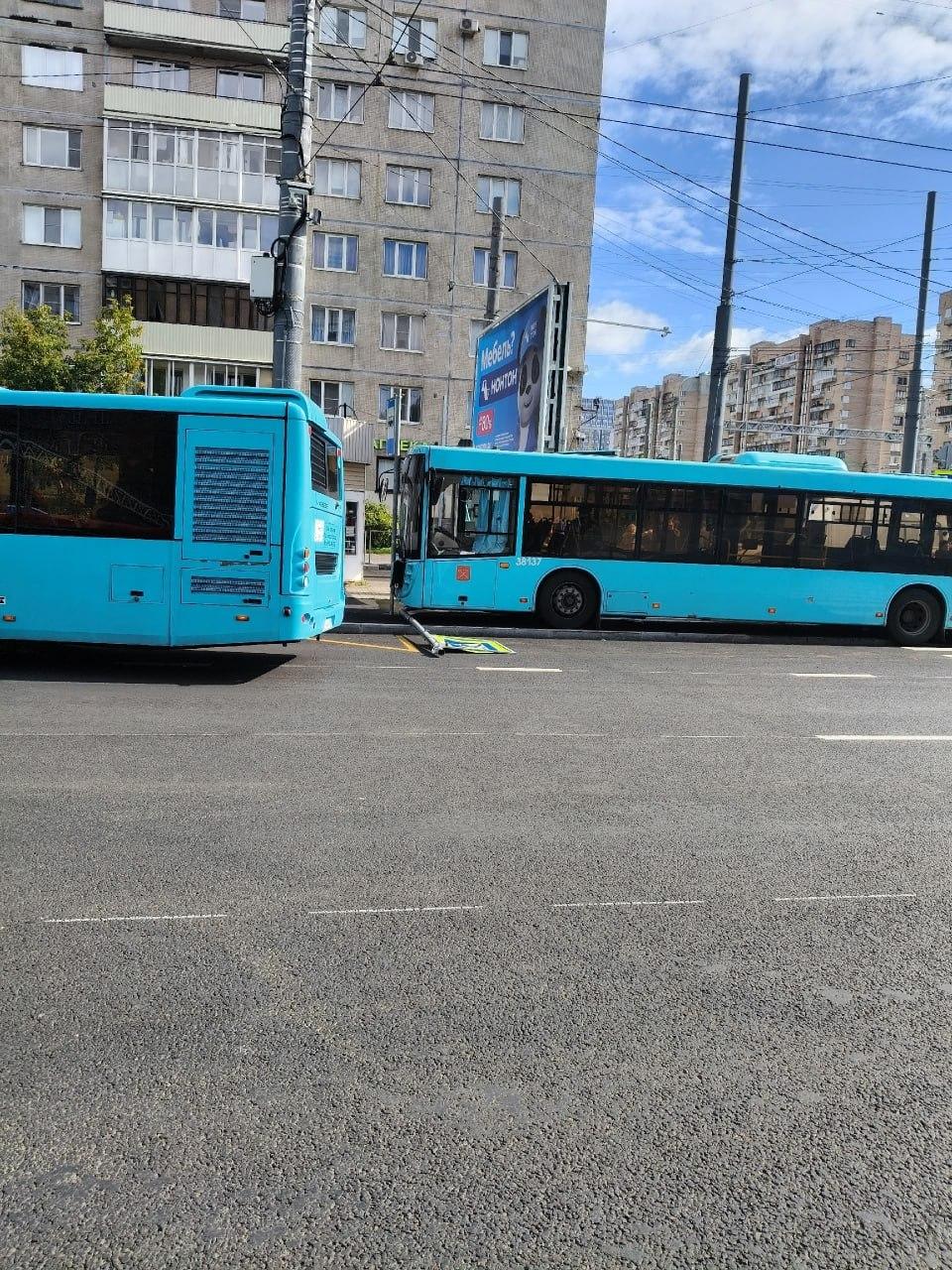 На Светлановском проспекте уснувший водитель автобуса врезался в остановку