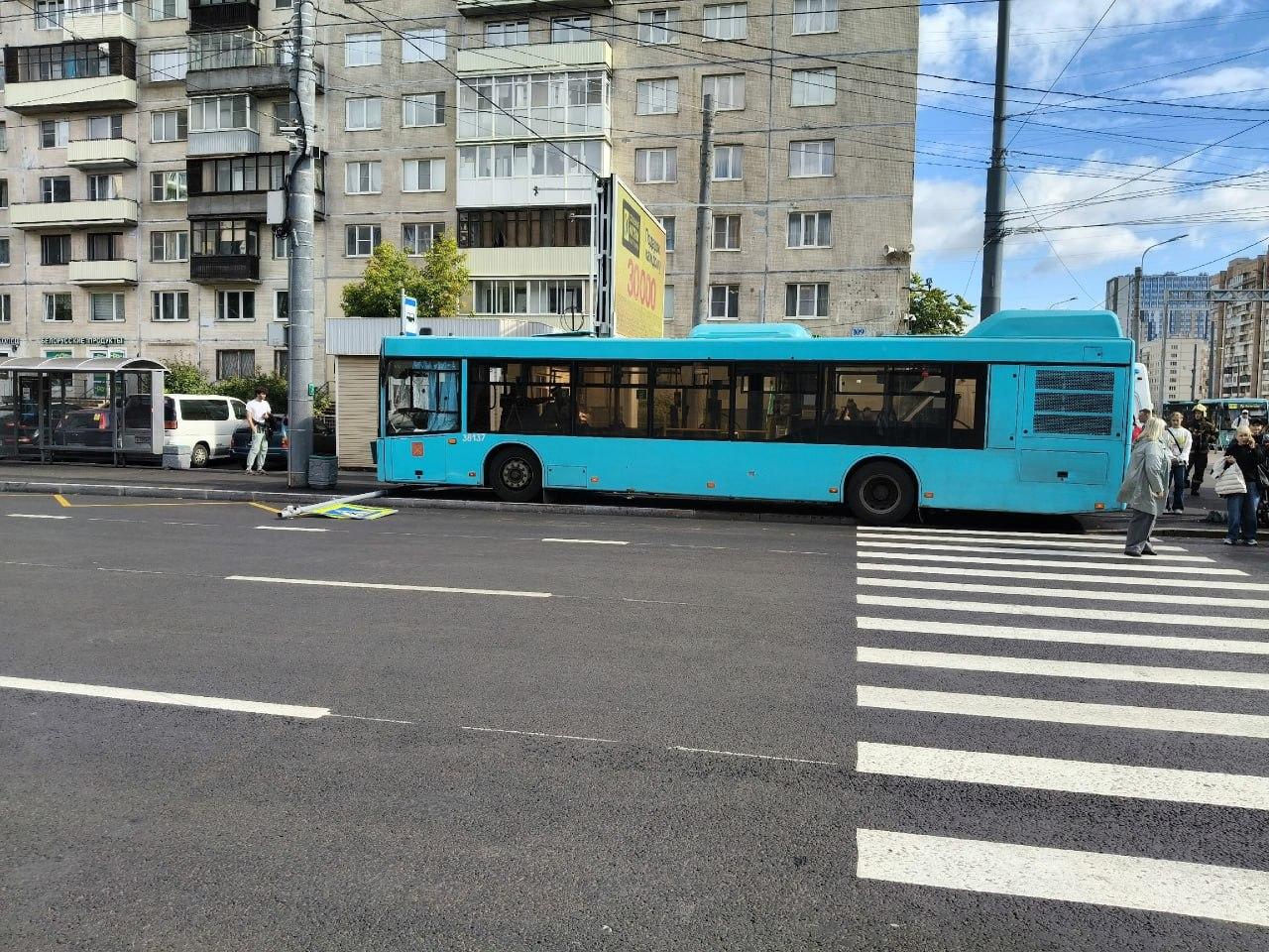 На Светлановском проспекте уснувший водитель автобуса врезался в остановку