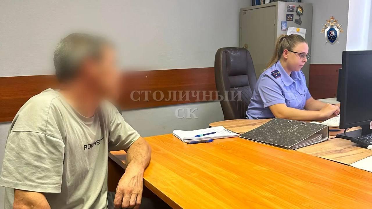 Мужчина сломал решетку на окне и пробрался в квартиру москвички на первом...