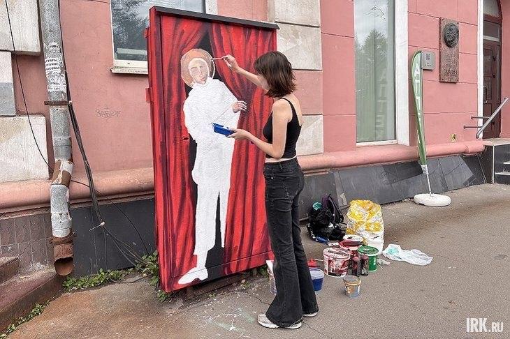 Художница из Иркутска обновляет арт-объект на Ленина