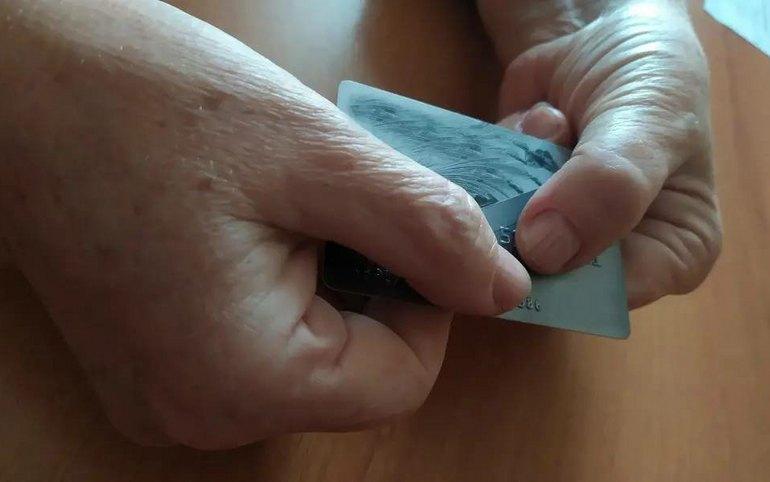 Мошенники запугали госизменой абаканскую пенсионерку. Она отдала им больше миллиона рублей.